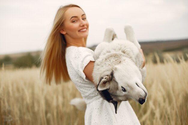 Chica elegante y con estilo en un campo de otoño