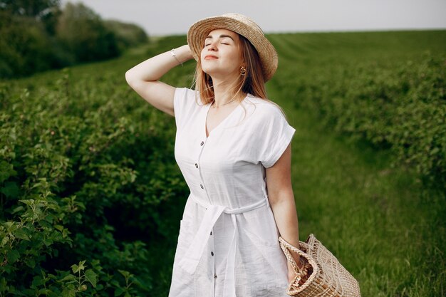 Chica elegante y con estilo en un campo de verano