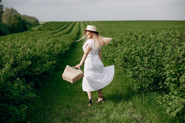 Chica elegante y con estilo en un campo de verano