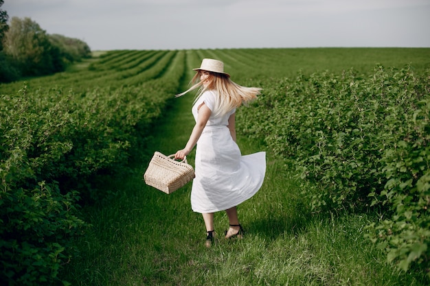 Chica elegante y con estilo en un campo de verano