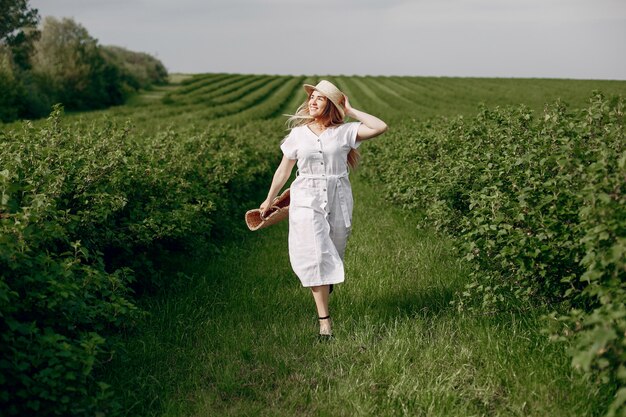 Chica elegante y con estilo en un campo de verano