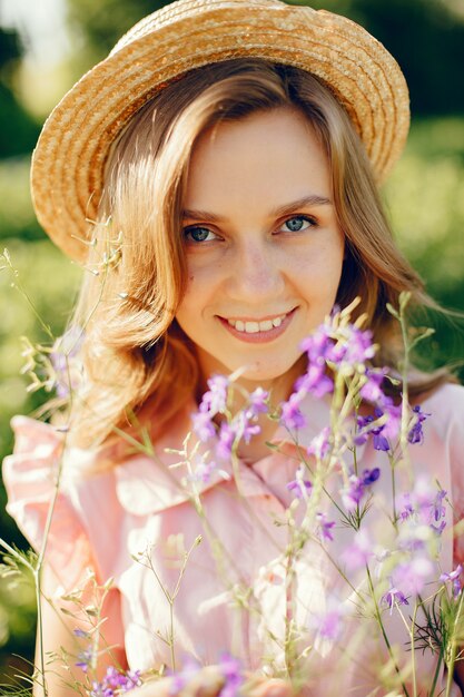 Chica elegante y con estilo en un campo de verano