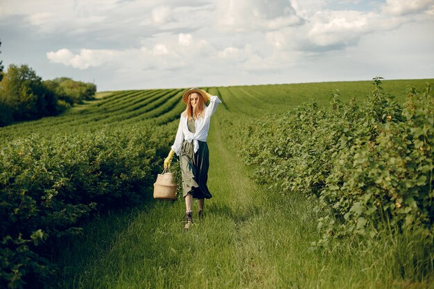 Chica elegante y con estilo en un campo de verano