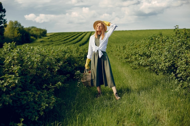 Chica elegante y con estilo en un campo de verano