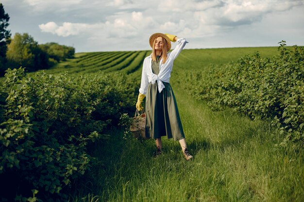 Chica elegante y con estilo en un campo de verano