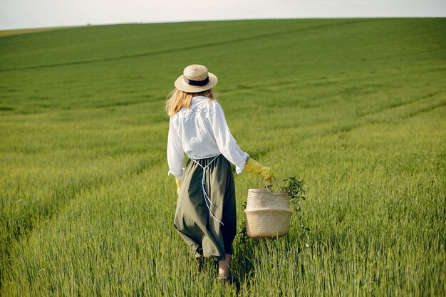 Chica elegante y con estilo en un campo de verano