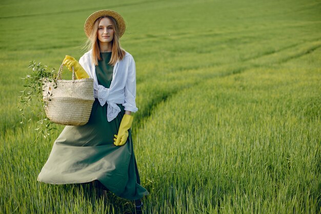 Chica elegante y con estilo en un campo de verano