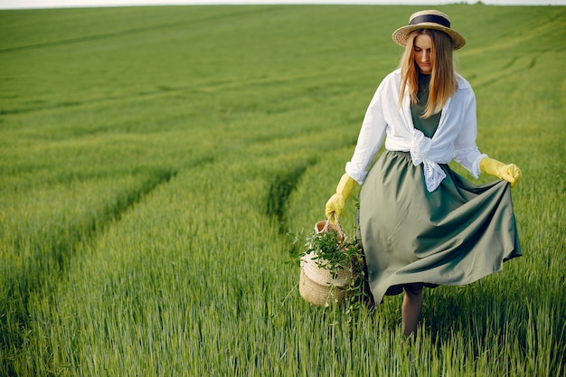 Chica elegante y con estilo en un campo de verano