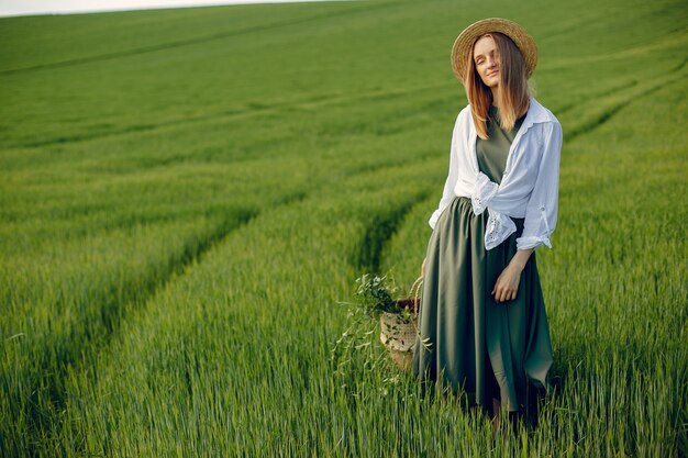 Chica elegante y con estilo en un campo de verano