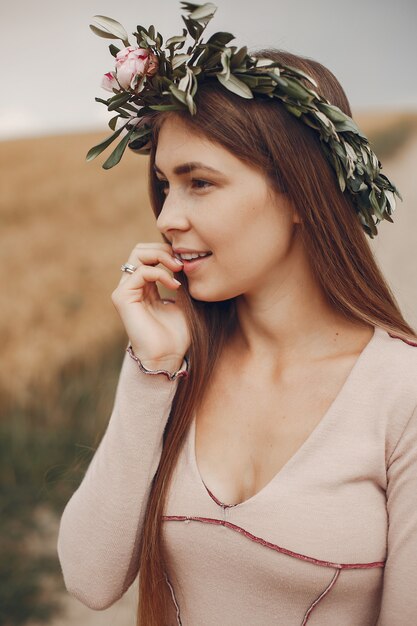 Chica elegante y con estilo en un campo de verano