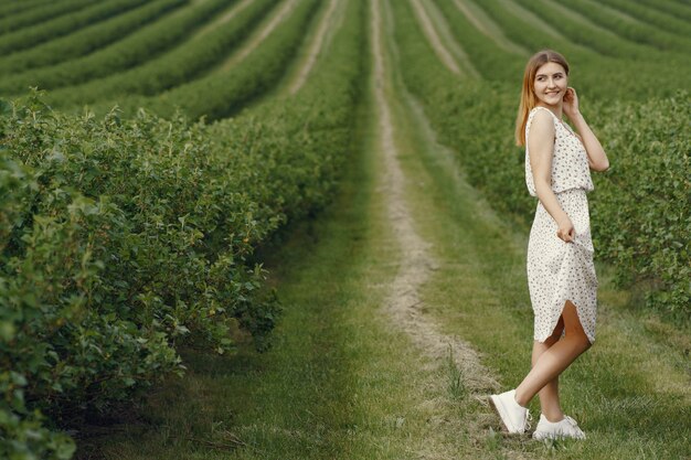 Chica elegante y con estilo en un campo de verano