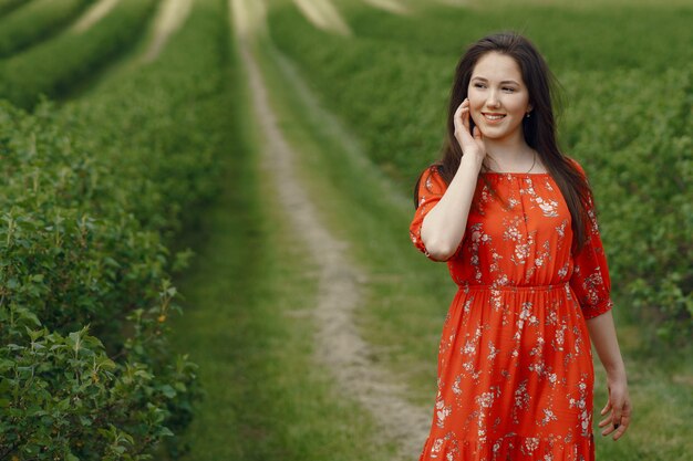 Chica elegante y con estilo en un campo de verano