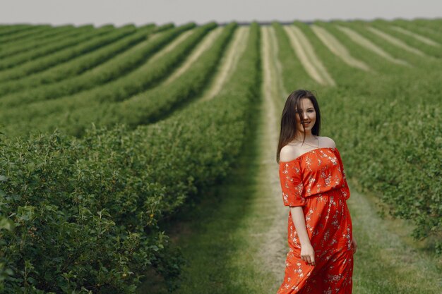 Chica elegante y con estilo en un campo de verano