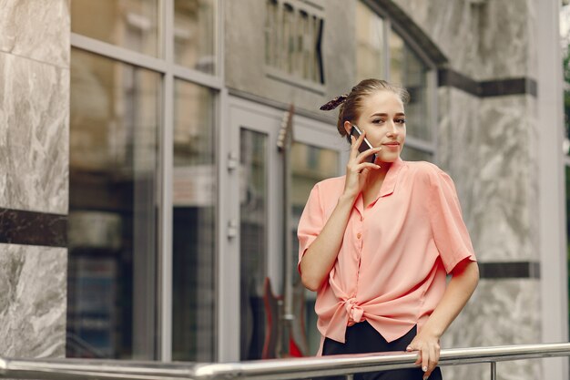 Chica elegante y con estilo en una ciudad veraniega