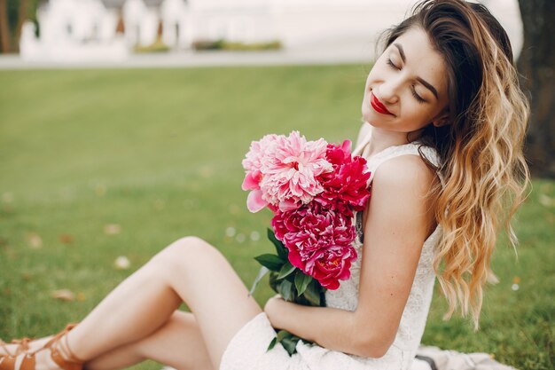 Chica elegante y con estilo en un jardín de verano