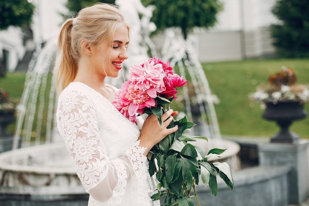 Chica elegante y con estilo en un jardín de verano