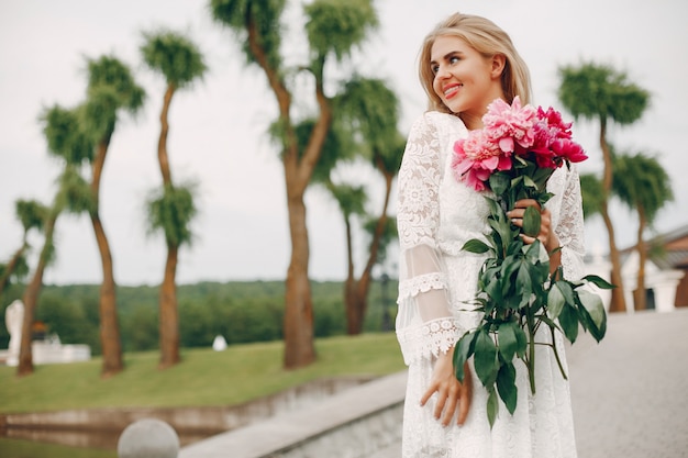 Chica elegante y con estilo en un jardín de verano