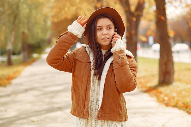 Foto gratuita chica elegante y con estilo en un parque de otoño