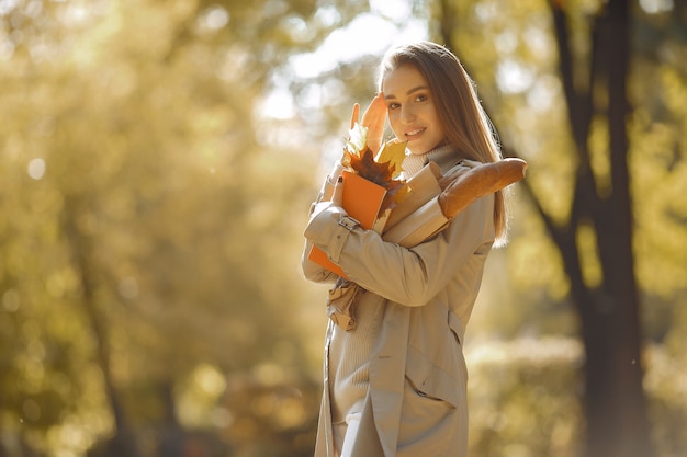 Chica elegante y con estilo en un parque de otoño