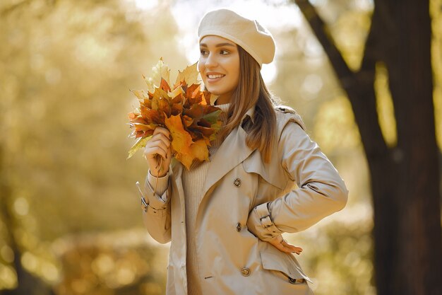 Chica elegante y con estilo en un parque de otoño