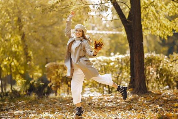 Chica elegante y con estilo en un parque de otoño