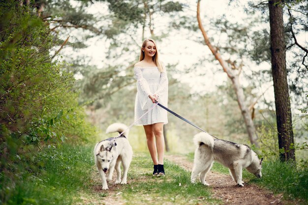 Chica elegante y con estilo en un parque de primavera