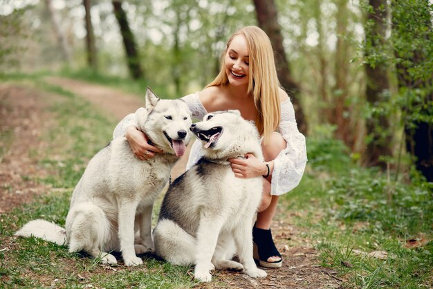 Chica elegante y con estilo en un parque de primavera