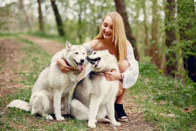 Chica elegante y con estilo en un parque de primavera