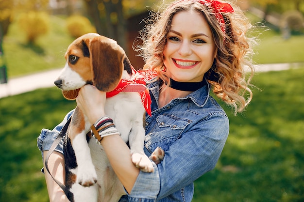 Chica elegante y con estilo en un parque de primavera