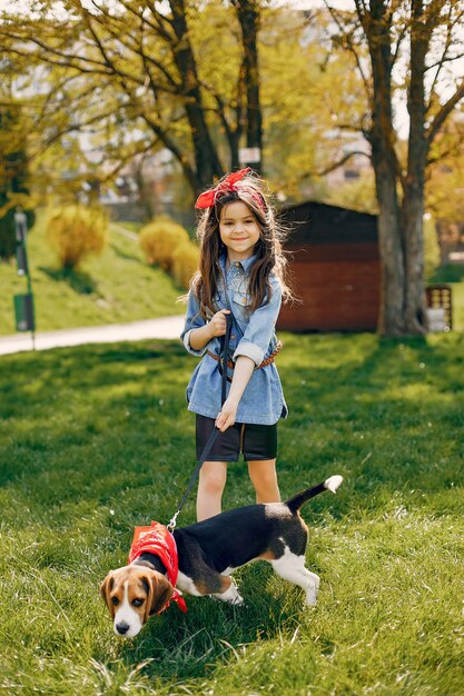 Chica elegante y con estilo en un parque de primavera