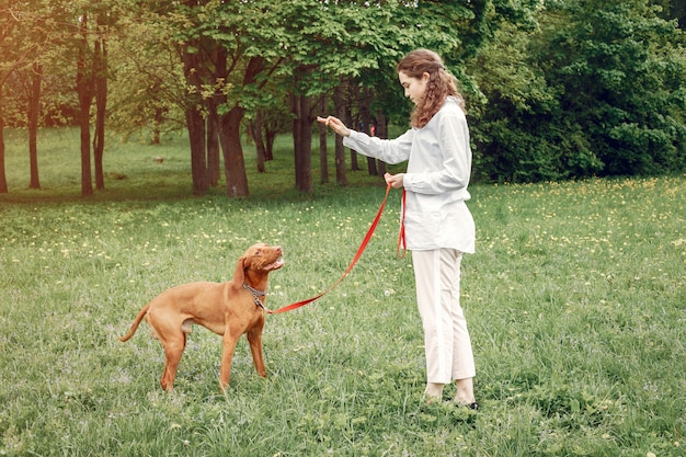 Chica elegante y con estilo en un parque de primavera