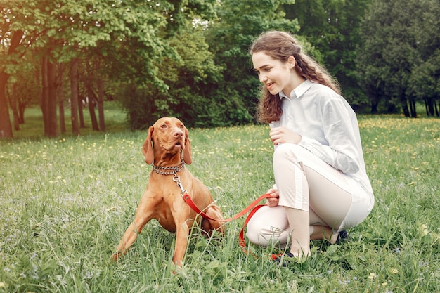 Chica elegante y con estilo en un parque de primavera