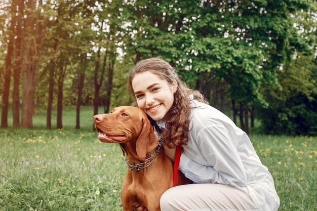 Chica elegante y con estilo en un parque de primavera