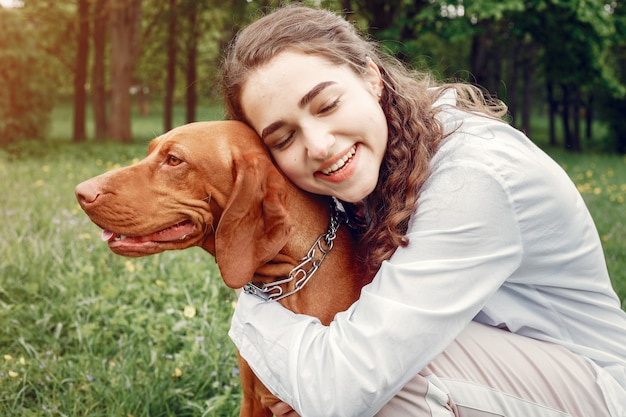 Foto gratuita chica elegante y con estilo en un parque de primavera