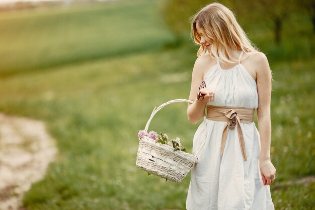 Chica elegante y con estilo en un parque de primavera