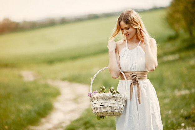 Chica elegante y con estilo en un parque de primavera