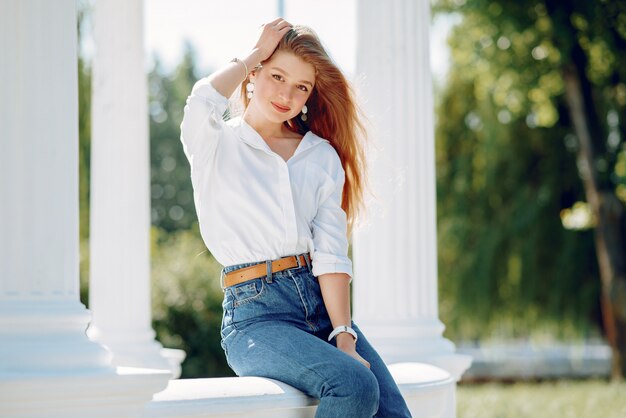 Chica elegante y con estilo en un parque de primavera