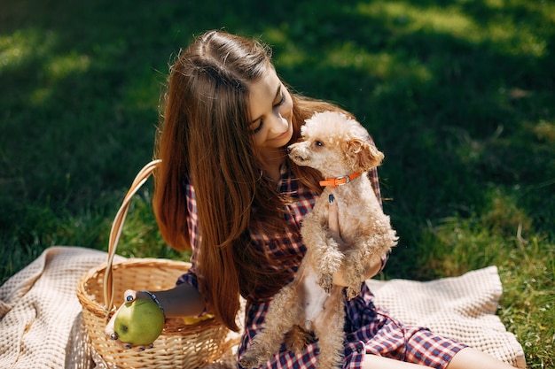 Chica elegante y con estilo en un parque de primavera