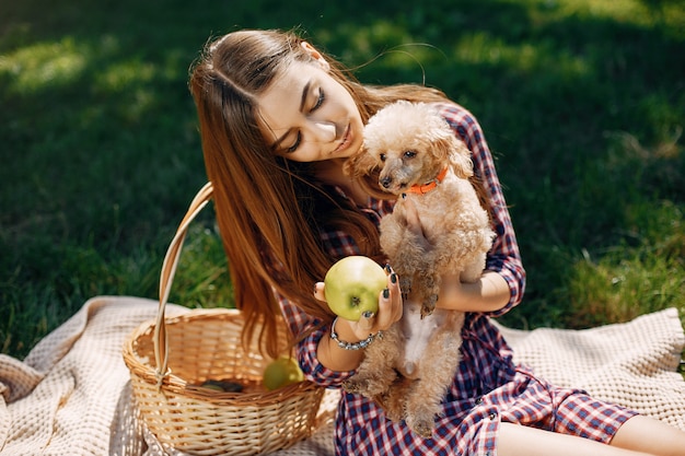 Chica elegante y con estilo en un parque de primavera