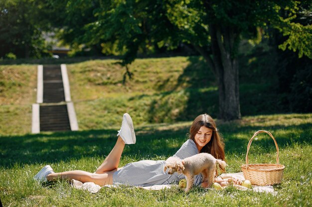 Chica elegante y con estilo en un parque de primavera