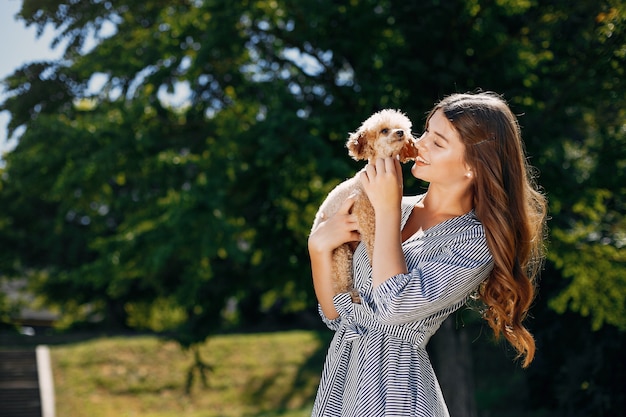 Chica elegante y con estilo en un parque de primavera