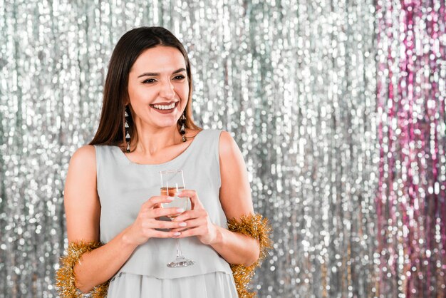 Chica elegante en fiesta de fin de año