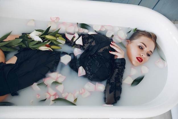 Chica elegante y hermosa se encuentra en el baño.