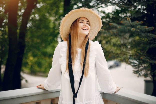 Chica elegante en un parque de primavera