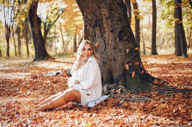 Chica elegante en un parque soleado de otoño