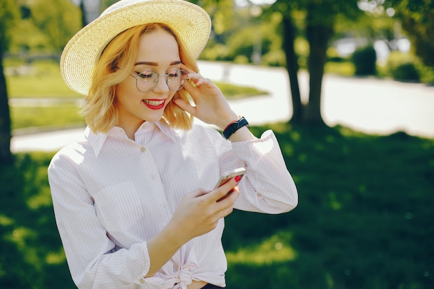 chica elegante de pie en un parque