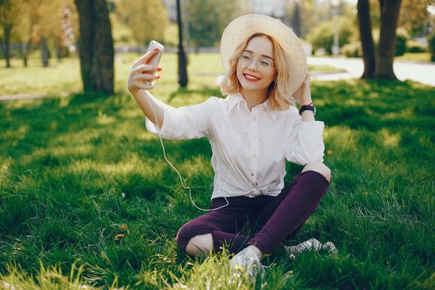 chica elegante de pie en un parque