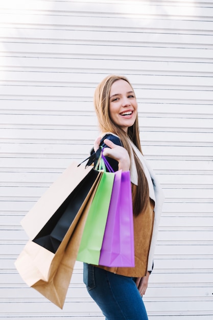 Foto gratuita chica elegante posando con bolsas