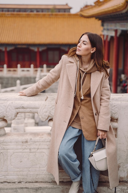 Foto gratuita chica elegante visitando la ciudad prohibida en beijing, china