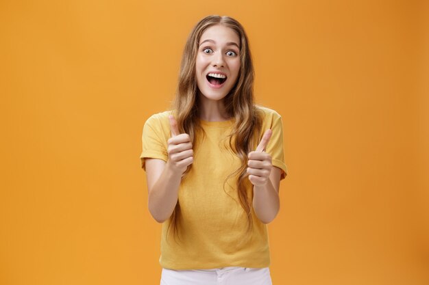 Chica emocionada expresó su apoyo y alegría levantando los pulgares en señal de aprobación y como gesto sonriendo opti ...